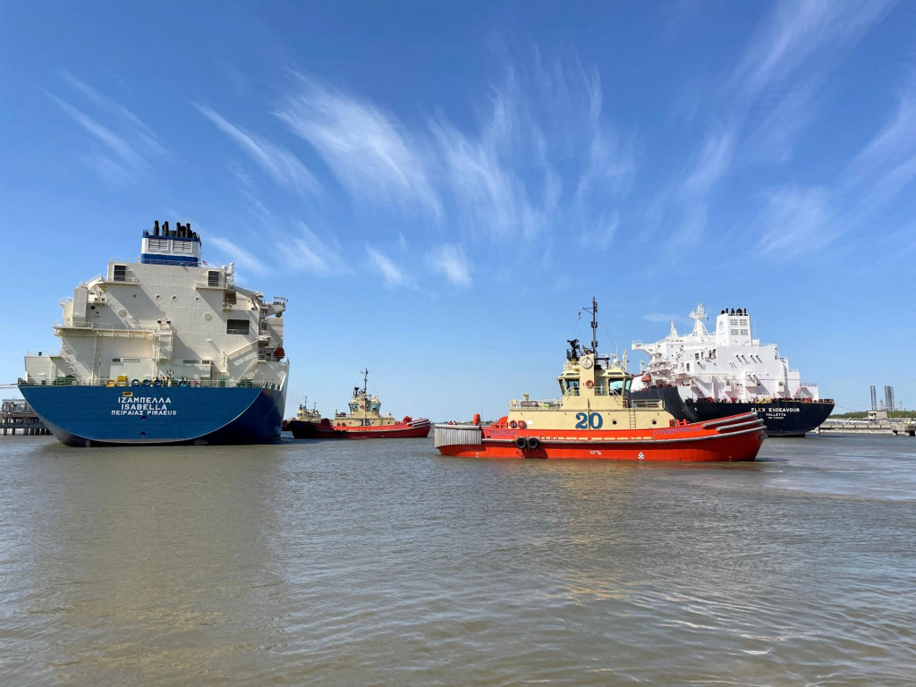 Tanker na prepravu LNG je vedený remorkérmi v exportnej jednotke.