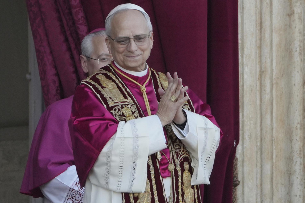 Voľbou Leva XIV. sa kardináli prihlásili ku kontinuite s Františkom. No spokojný by bol aj Benedikt XVI. FOTO: TASR/AP/M. Schreiber