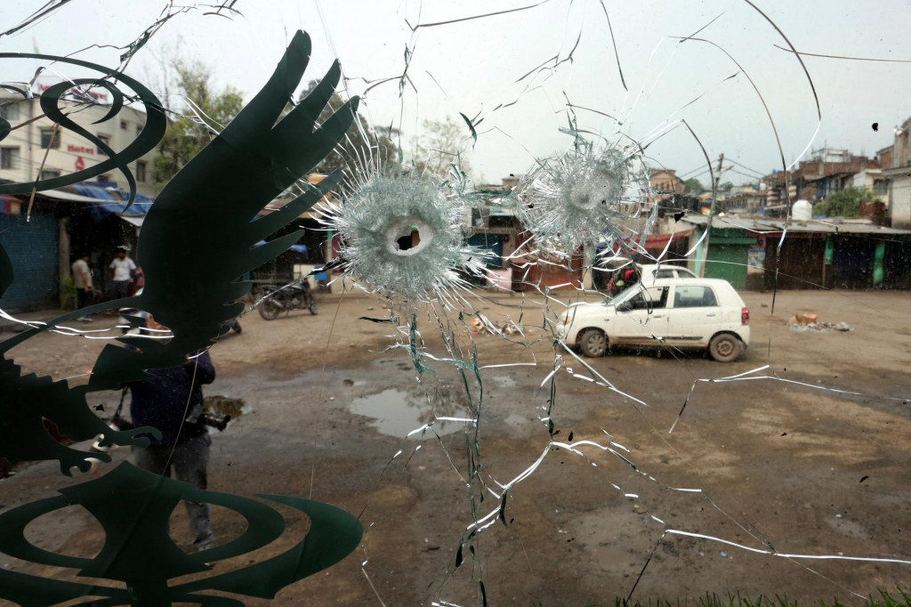 Sklo autobusu poškodeného cezhraničným ostreľovaním v Poonchi neďaleko kontrolnej línie medzi Indiou a Pakistanom. FOTO: Reuters