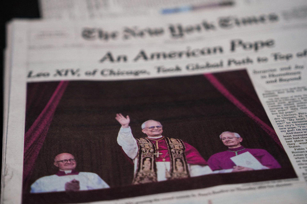 Kópie titulnej strany novín New York Times z 9. mája 2025 po zvolení pápeža Leva XIV. za prvého amerického pápeža. FOTO: Reuters