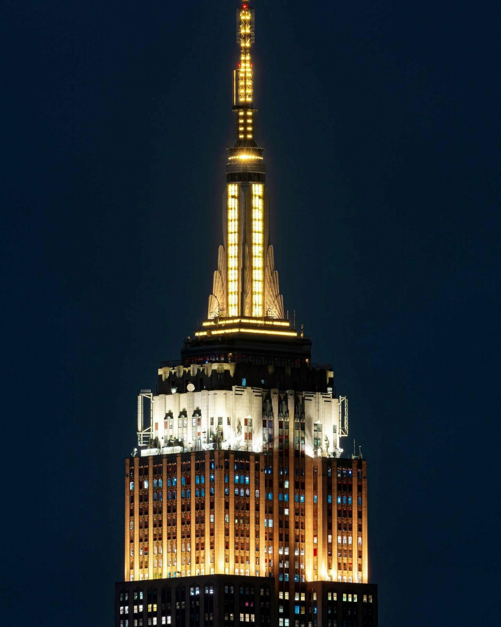 Budovu Empire State Building v New Yorku vysvietili svetlami v zlatej a bielej farbe na počesť zvolenia prvého amerického pápeža. FOTO: X/ Empire State Building