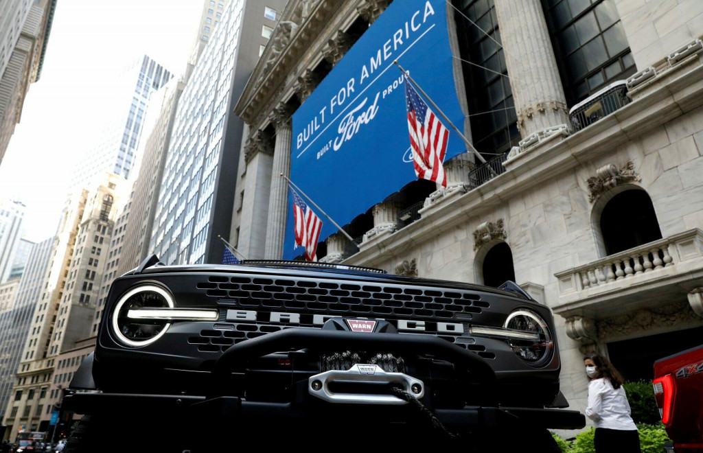 Ford Motor Co. Bronco pred Newyorskou burzou cenných papierov v New Yorku. FOTO: Reuters