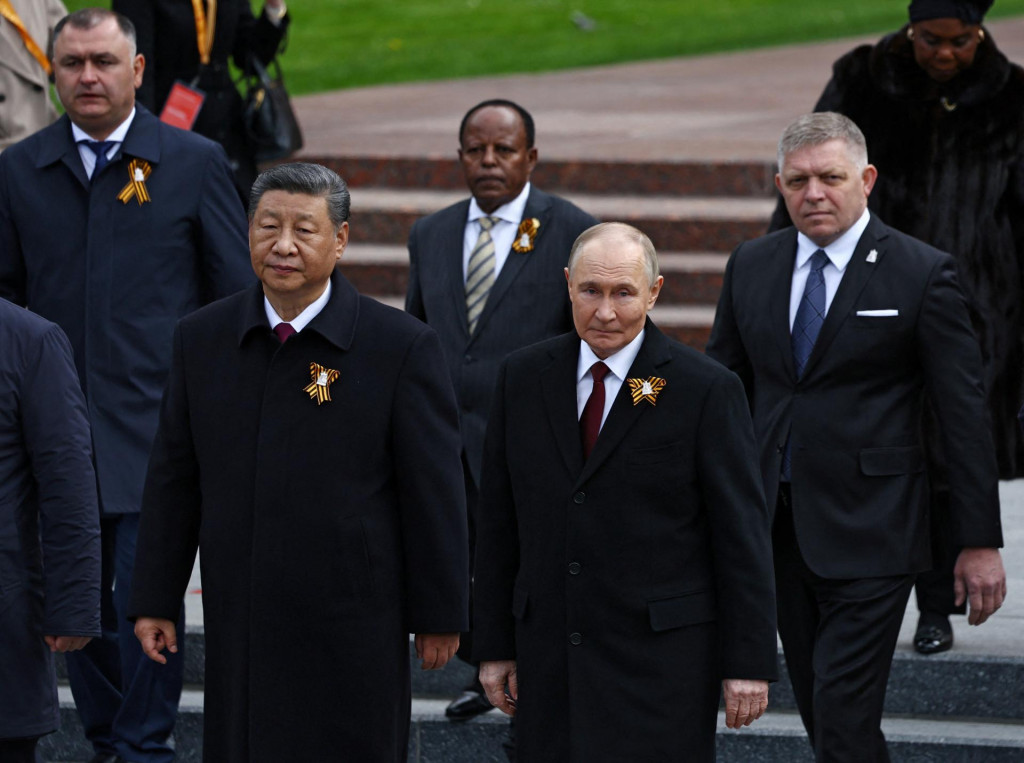Úradníci vrátane ruského prezidenta Vladimira Putina, čínskeho prezidenta Si Ťin-pchinga a slovenského premiéra Roberta Fica sa zúčastnili slávnostného kladenia kvetov k Hrobu neznámeho vojaka v Deň víťazstva, ktorý si pripomína 80. výročie víťazstva nad nacistickým Nemeckom v druhej svetovej vojne v centre Moskvy. FOTO: Ruters