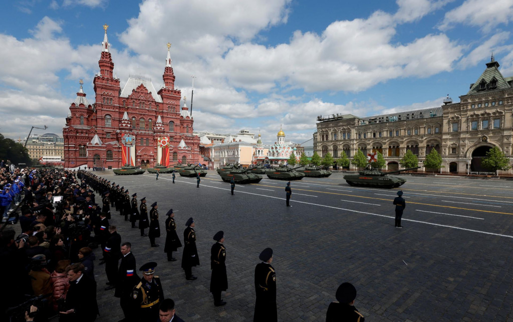 Ruské tanky jazdia počas vojenskej prehliadky na Deň víťazstva, ktorá si pripomína 80. výročie víťazstva nad nacistickým Nemeckom v druhej svetovej vojne, na Červenom námestí v centre Moskvy.FOTO: Reuters