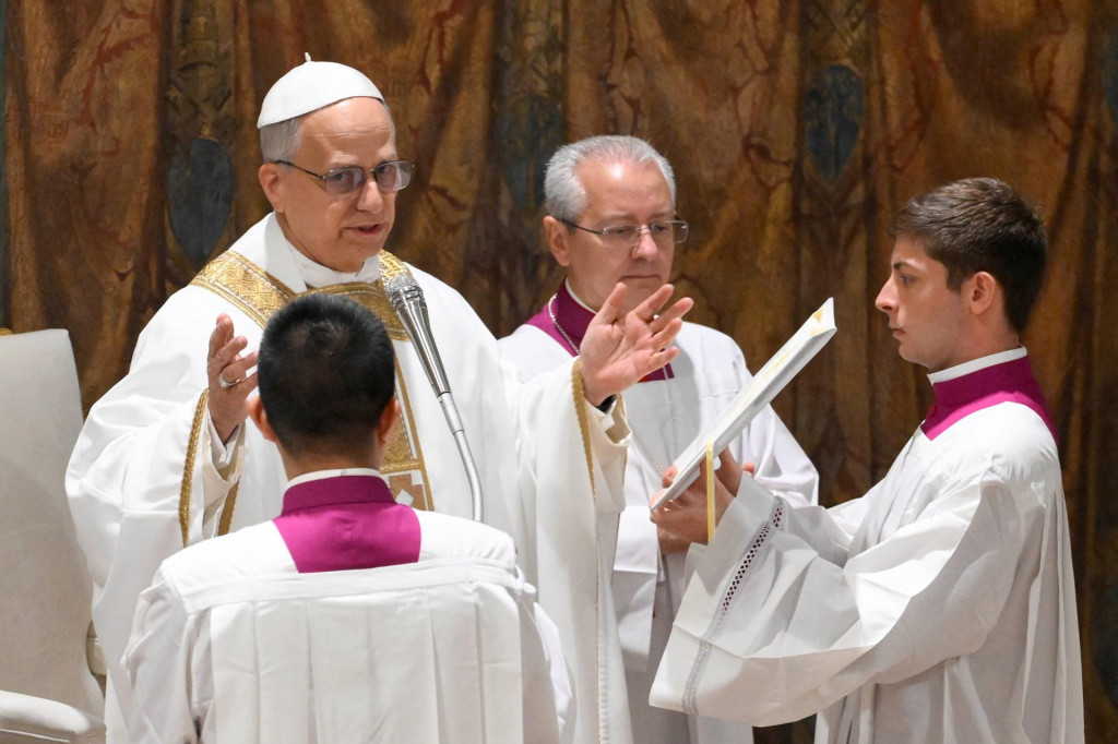 Pápež Lev XIV. slúži omšu v Sixtínskej kaplnke vo Vatikáne. FOTO: Reuters