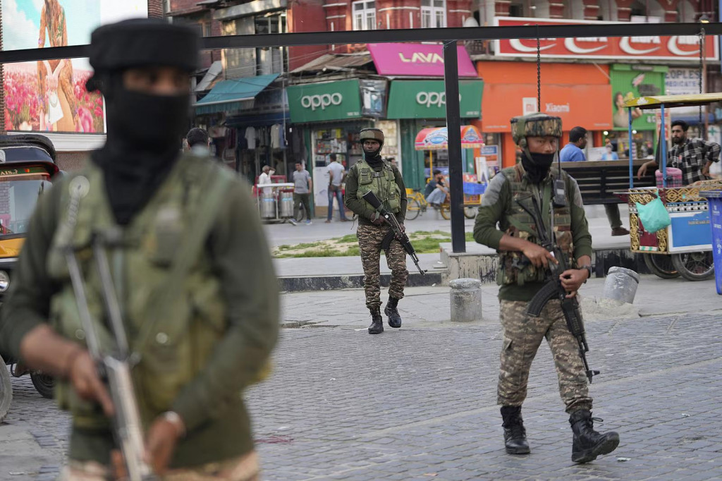 Indickí vojaci strážia trh v Šrínagare v Kašmíre kontrolovanom Indiou. FOTO: AP