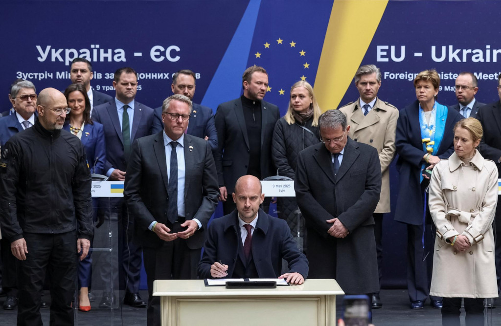 Francúzsky minister pre Európu a zahraničné veci Jean-Noel Barrot a ministri zahraničných vecí európskych krajín sa zúčastnili slávnostného podpisu po ukrajinsko-európskom stretnutí vo Ľvove uprostred ruského útoku na Ukrajinu. FOTO: Reuters
