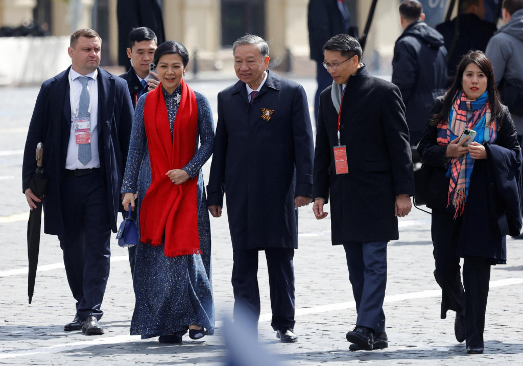 Predstavitelia vrátane generálneho tajomníka Komunistickej strany Vietnamu To Lama odchádzajú po vojenskej prehliadke na Deň víťazstva v Moskve. FOTO: Reuters