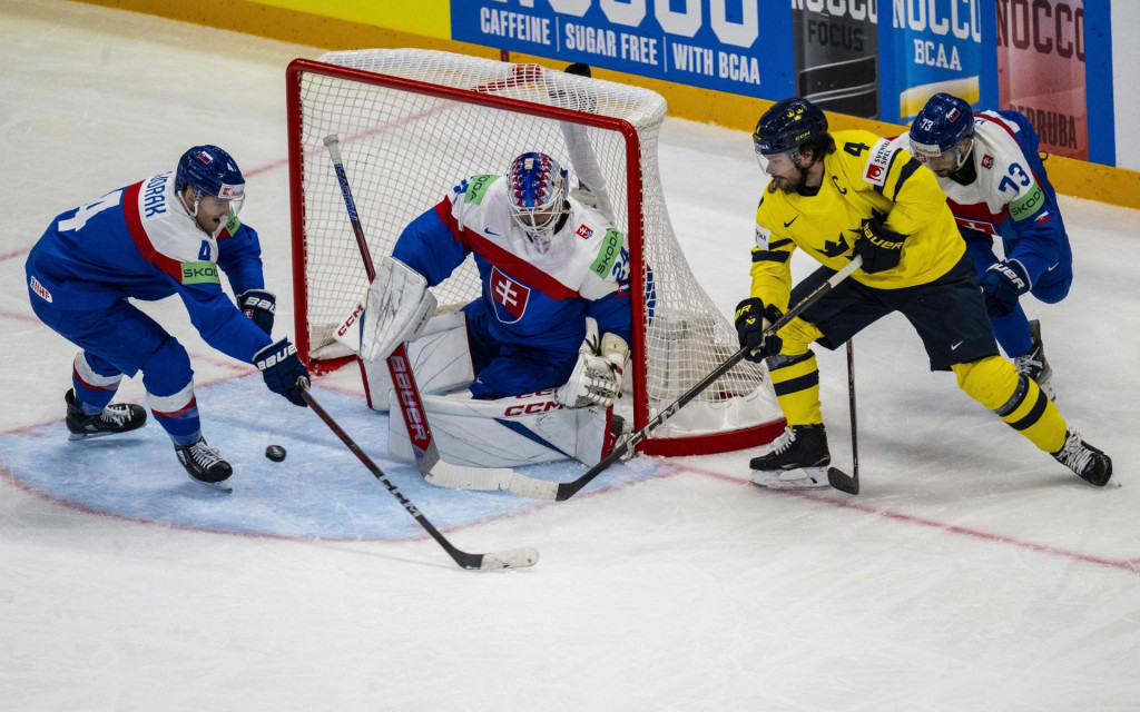 Dávid Mudrák (Slovensko), slovenský brankár Patrik Rybár, Rasmus Andersson (Švédsko) a Michal Beňo (Slovensko) počas zápasu základnej A-skupiny Slovensko - Švédsko. FOTO: TASR/Jakub Kotian