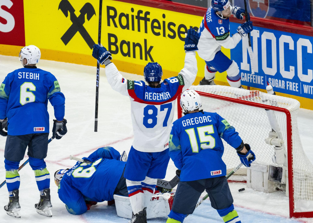 Na snímke zľava Miha Stebih (Slovinsko), brankár Slovinska Matija Pintarič, Pavol Regenda a Michal Krištof (obaja Slovensko) oslavujú gól, vpravo Blaž Gregorc (Slovinsko) v zápase základnej A- skupiny Slovensko - Slovinsko na 88. majstrovstvách sveta v ľadovom hokeji v Štokholme. FOTO: TASR/Jakub Kotian