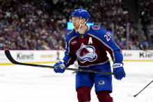 May 1, 2025; Denver, Colorado, USA; Colorado Avalanche center Nathan MacKinnon (29) during the first period against the Dallas Stars in game six of the first round of the 2025 Stanley Cup Playoffs at Ball Arena. Mandatory Credit: Ron Chenoy-Imagn Images FOTO: Ron Chenoy
