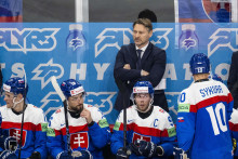 Vvpravo tréner slovenskej hokejovej reprezentácie Vladimír Országh spolu s hráčmi. FOTO: TASR/Jakub Kotian