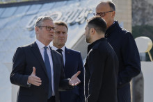 Novozvolený nemecký kancelár Friedrich Merz (vpravo), francúzsky prezident Emmanuel Macron (druhý zľava) a britský premiér Keir Starmer (vľavo) diskutujú s ukrajinským prezidentom Volodymyrom Zelenským. FOTO: TASR/AP