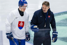 Hokejový reprezentant Adam Sýkora a tréner hokejovej reprezentácie Vladimír Országh. FOTO: TASR/Jakub Kotian
