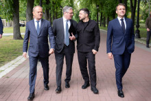 Poľský premiér Donald Tusk, britský premiér Keir Starmer, ukrajinslý prezident Volodymyr Zelensky and francúzsky prezident. FOTO: Reuters