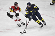 Hráč Rakúska Thiom Nickl (vľavo) a hráč Švédska Filip Forsberg. FOTO: TASR/AP
