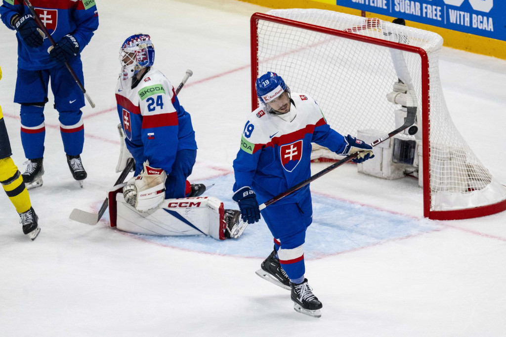 Zľava slovenský brankár Patrik Rybár a Patrik Hrehorčák (Slovensko) po inkasovanom góle počas zápasu na MS proti Švédsku. FOTO: TASR/Jakub Kotian