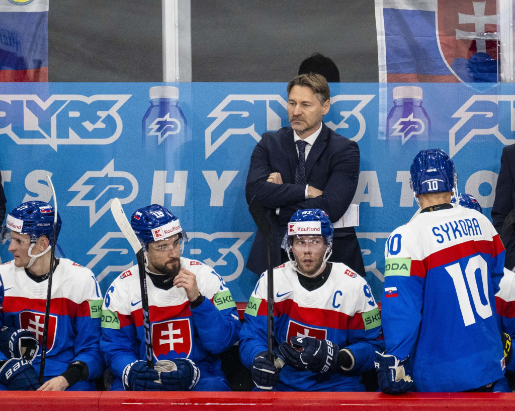 Vvpravo tréner slovenskej hokejovej reprezentácie Vladimír Országh spolu s hráčmi. FOTO: TASR/Jakub Kotian
