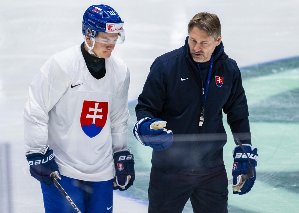 Hokejový reprezentant Adam Sýkora a tréner hokejovej reprezentácie Vladimír Országh. FOTO: TASR/Jakub Kotian