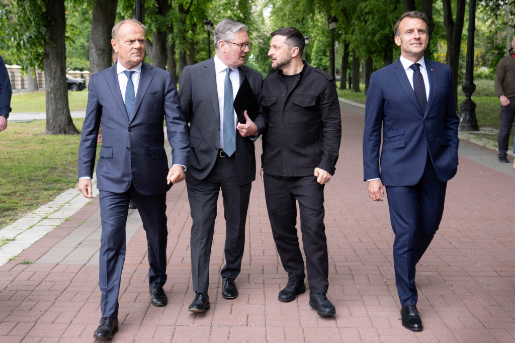 Poľský premiér Donald Tusk, britský premiér Keir Starmer, ukrajinslý prezident Volodymyr Zelensky and francúzsky prezident. FOTO: Reuters