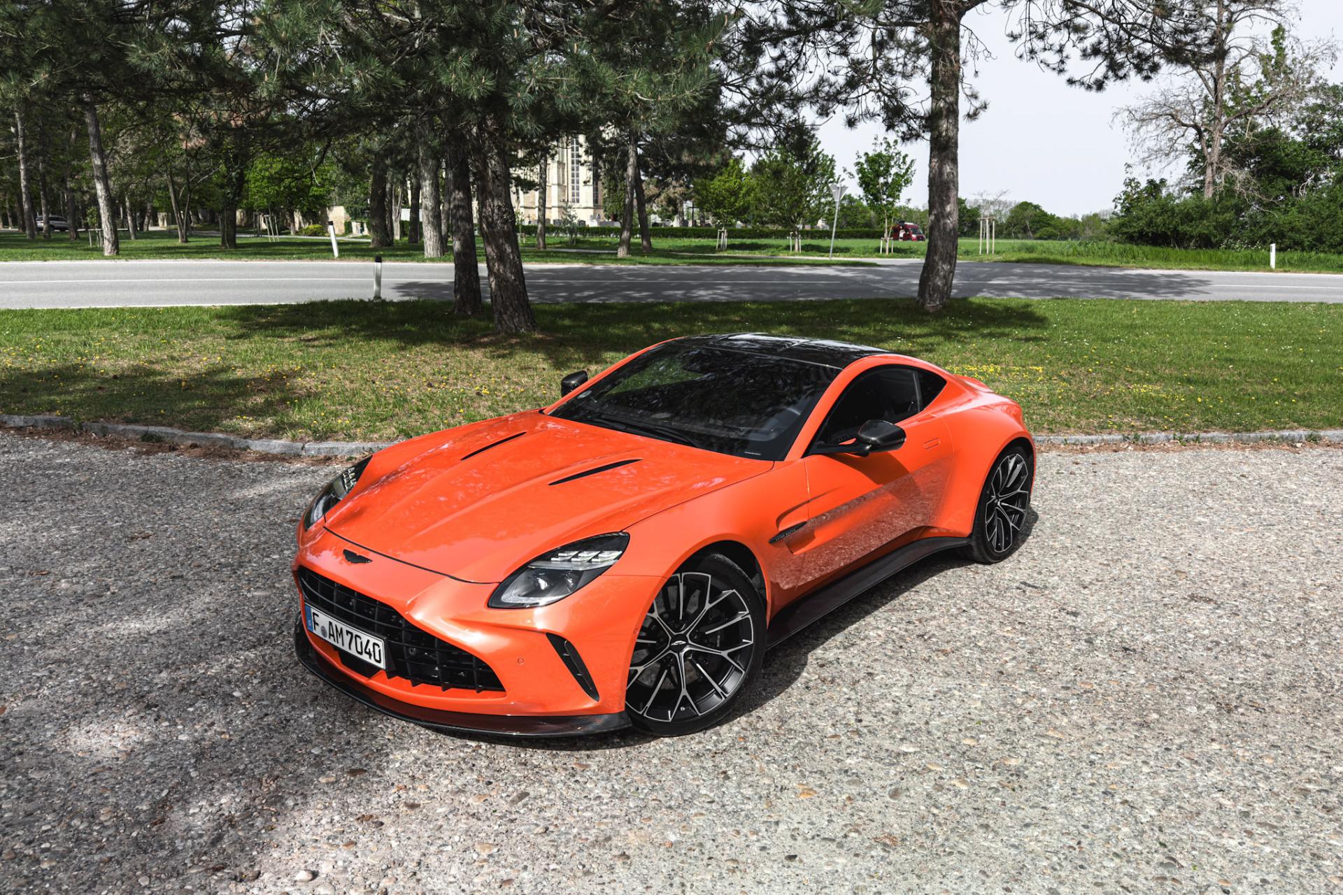 Britská ikona už aj na Slovensku. Vyskúšali sme brutálne kupé z dielne Aston Martin