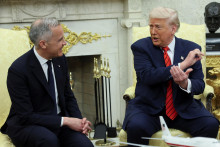 Americký prezident Donald Trump prijal minulý týždeň v Bielom dome kanadského premiéra Marka Carneyho. FOTO: Reuters