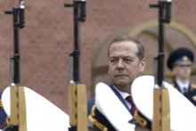 Podpredseda Rady bezpečnosti Ruskej federácie a šéf strany Jednotné Rusko Dmitrij Medvedev počas kladenia vencov pri Hrobe neznámeho vojaka v Moskve 8. mája 2025 pri príležitosti osláv Dňa víťazstva. FOTO: TASR/AP