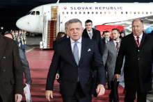 Slovenský premiér Robert Fico sa zúčastnil privítacieho ceremoniálu po prílete na letisko v Moskve. FOTO: Reuters