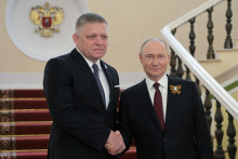 Ruský prezident Vladimir Putin víta slovenského premiéra Roberta Fica pred vojenskou prehliadkou v Moskve pri príležitosti 80. výročia víťazstva nad nacistickým Nemeckom v druhej svetovej vojne. FOTO: Reuters