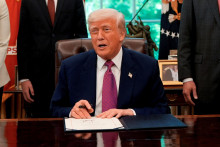 Americký prezident Donald Trump v Oválnej pracovni Bieleho domu vo Washingtone. FOTO: Reuters