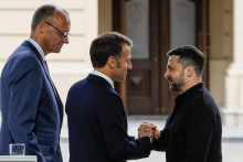 Ukrajinský prezident Volodymyr Zelenskyj, francúzsky prezident Emmanuel Macron a nemecký kancelár Friedrich Merz sa rozprávajú po spoločnej tlačovej konferencii po stretnutí v Kyjeve. FOTO: Reuters