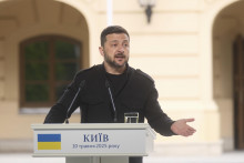 Ukrajinský prezident Volodymyr Zelenskyj reční počas tlačovej konferencie v Kyjeve. FOTO: TASR/AP