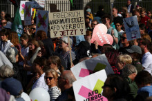 Demonštranti sa zúčastňujú protestu v Berlíne, ktorý požadoval zákaz krajne pravicovej strany Alternatíva pre Nemecko (AfD). FOTO: Reuters