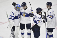 Fínski hráči zľava brankár Juuse Saros, Mikael Ruohomaa, Hannes Bjärninen a Rasmus Rissanen. FOTO: TASR/AP