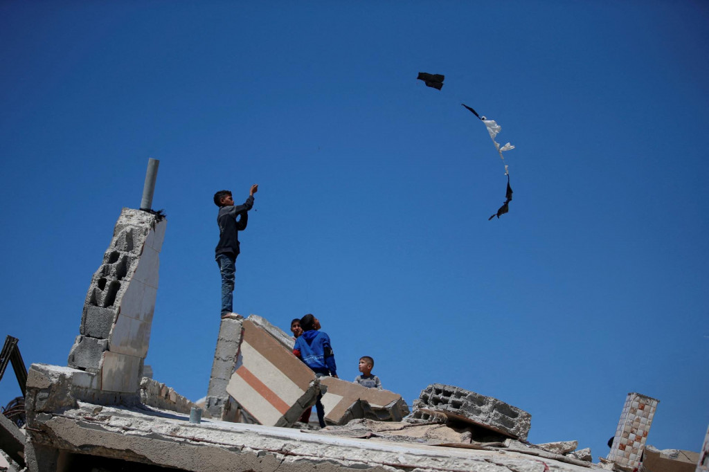 Deti sa hrajú v troskách domov v utečeneckom tábore Džabalia v severnom pásme Gazy. FOTO: Reuters