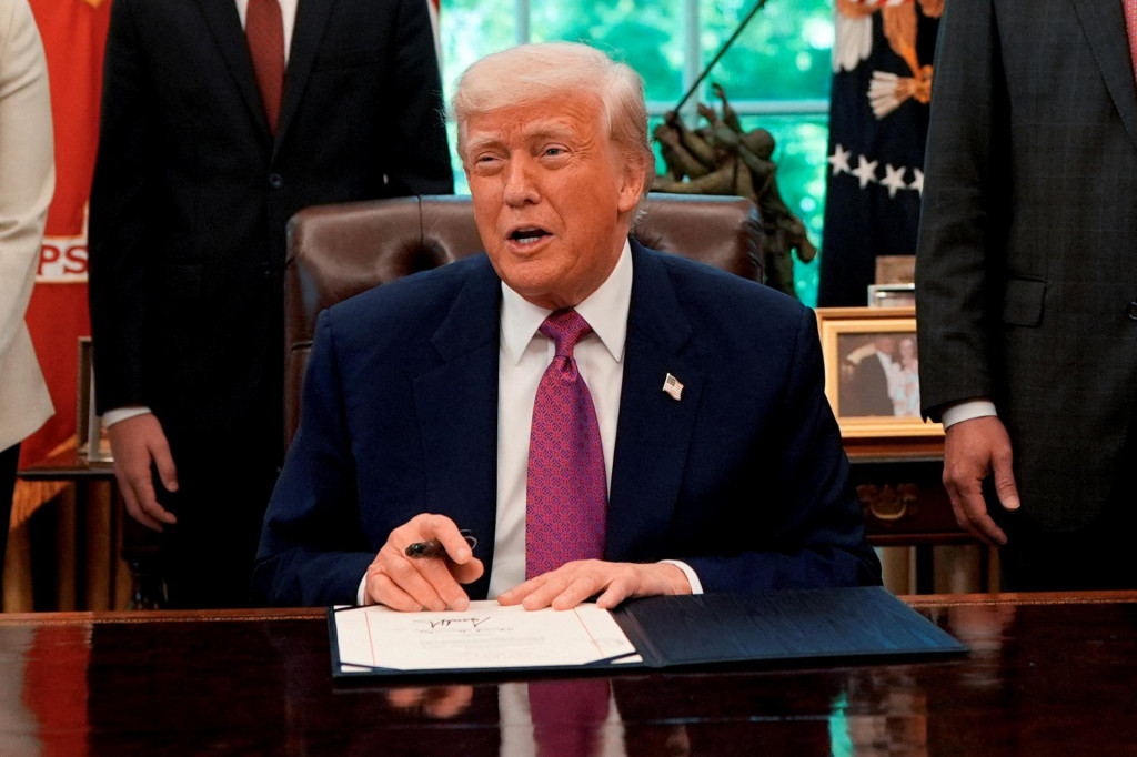 Americký prezident Donald Trump v Oválnej pracovni Bieleho domu vo Washingtone. FOTO: Reuters