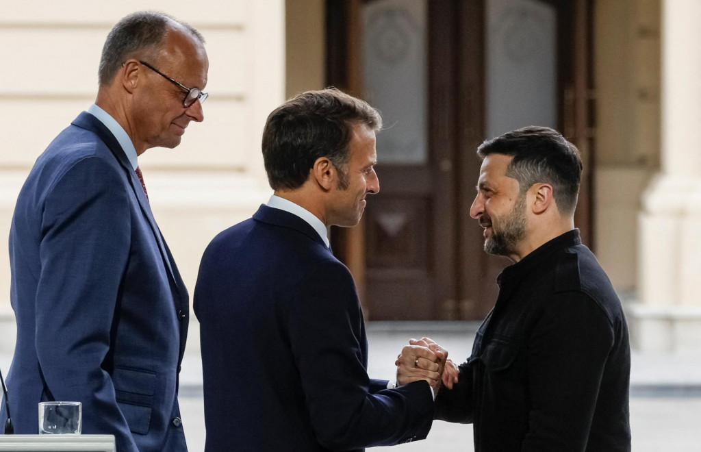 Ukrajinský prezident Volodymyr Zelenskyj, francúzsky prezident Emmanuel Macron a nemecký kancelár Friedrich Merz sa rozprávajú po spoločnej tlačovej konferencii po stretnutí v Kyjeve. FOTO: Reuters