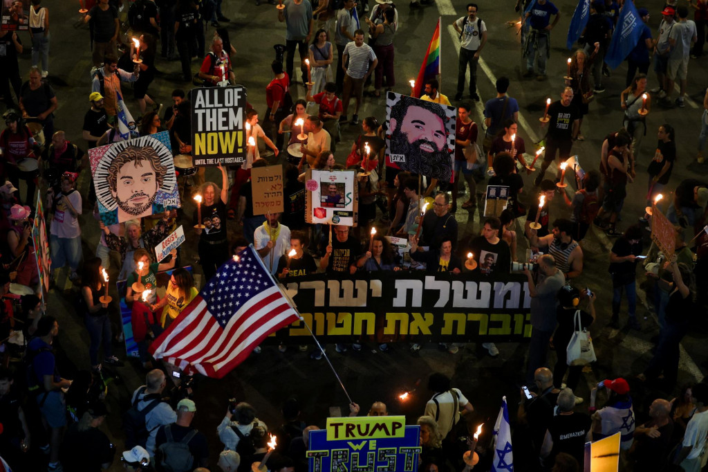 Podporovatelia izraelských rukojemníkov unesených počas útoku Hamasu na Izrael 7. októbra 2023 sa v Tel Avive zúčastňujú protestu. FOTO: Reuters
