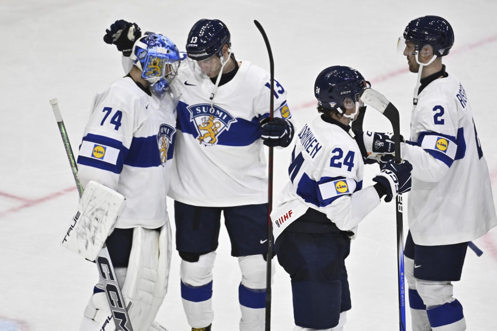 Fínski hráči zľava brankár Juuse Saros, Mikael Ruohomaa, Hannes Bjärninen a Rasmus Rissanen. FOTO: TASR/AP