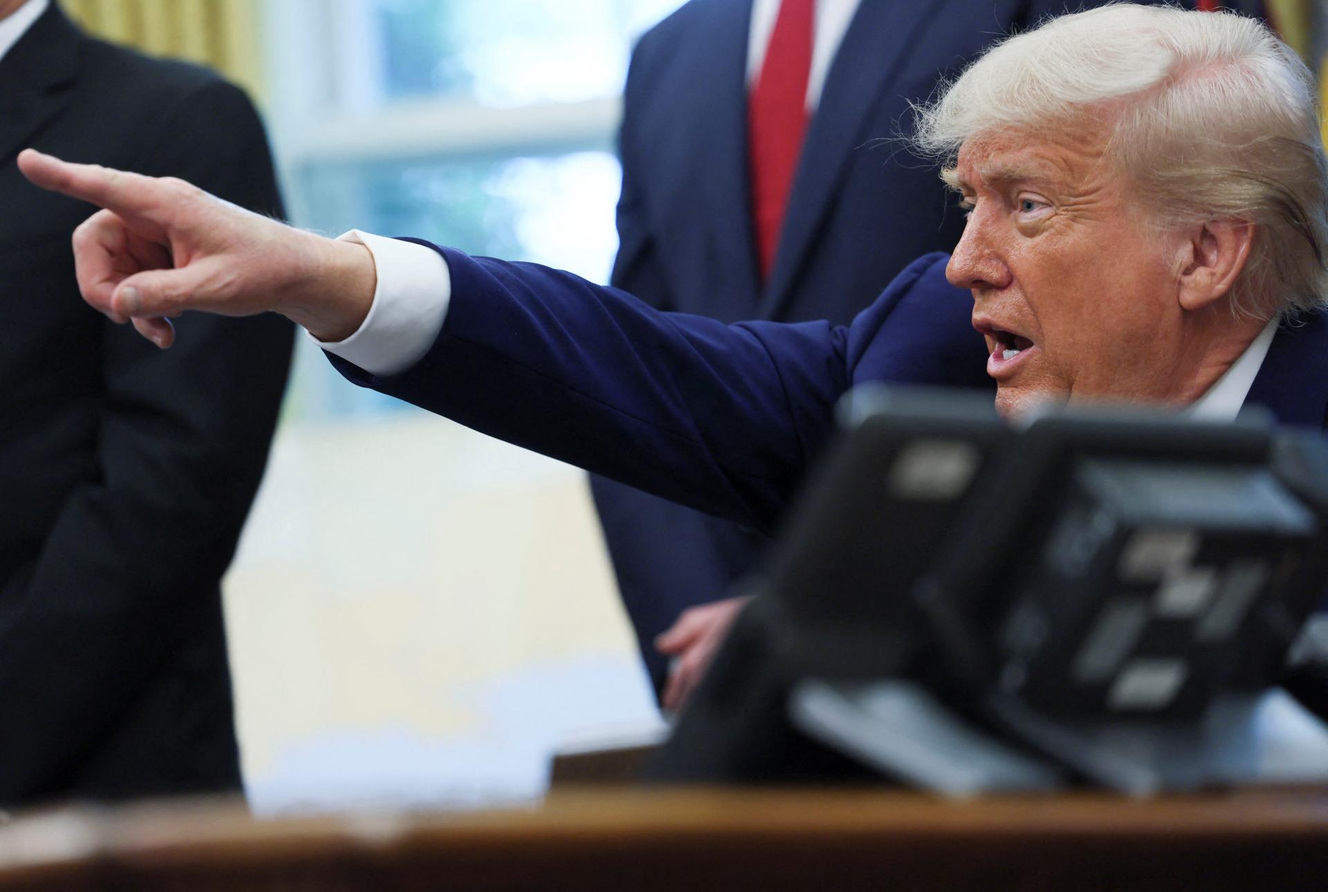 KOMENTÁR: Donald Trump hrá so svetom prapodivnú hru