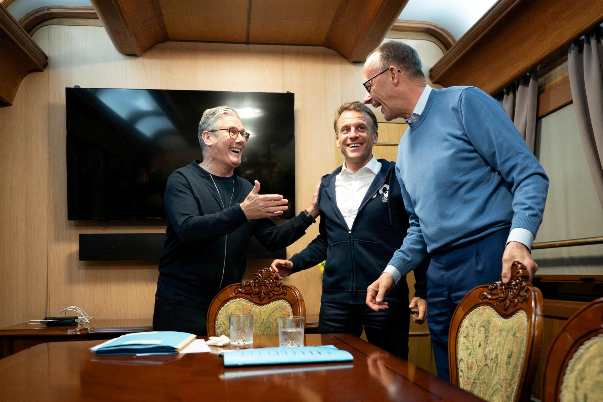 Ruské dezinformačné weby tvrdia, že Macron mal vo vlaku do Kyjeva kokaín. Paríž to kritizuje