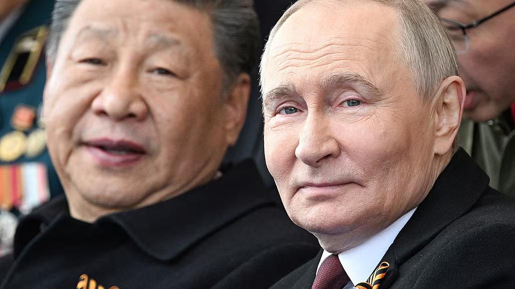 ANALÝZA: Putin si uvedomil, že už začína hnevať aj Trumpa a Čínu. Na prehliadke sa krotil