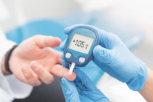 cukor v krvi, meranie, glykémia, diabetes, glukomer, glukometer, lekár, pacient, cukrovka SNÍMKA: Shutterstock