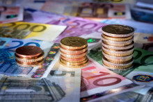 Peňazí pre úpenzistov v štátnej kase ubúda. FOTO: Dreamstime