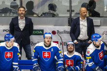 Hlavný tréner hokejovej reprezentácie Vladimír Országh (v pozadí vľavo), jeho asistent Ján Pardavý (v pozadí vpravo), ich zverenci Matej Kašlík (vľavo), Miloš Roman (druhý zľava) a Maxim Čajkovič (vpravo). FOTO: TASR/Jakub Kotian