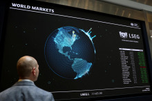 Údaje a informácie z finančných trhov sa zobrazujú na obrazovke v sídle London Stock Exchange Group. FOTO: REUTERS