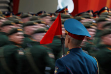 Ruskí vojaci sa 9. mája 2025 zúčastňujú vojenskej prehliadky v Moskve. FOTO: REUTERS
