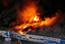 Pohľad z dronu na horiace nákupné centrum Marywilska 44 počas rozsiahleho požiaru vo Varšave. FOTO: Reuters/Agencja Wyborcza.pl
