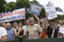 Na archívnej snímke belošskí občania Juhoafrickej republiky podporujú amerického prezidenta Donalda Trumpa pred americkým veľvyslanectvom v Pretórii. FOTO: TASR/AP