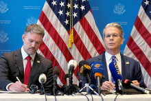 Minister financií USA Scott Bessent a obchodný zástupca USA Jamieson Greer sa zúčastňujú tlačovej konferencie po obchodných rokovaniach s Čínou v Ženeve vo Švajčiarsku 12. mája 2025. FOTO: REUTERS